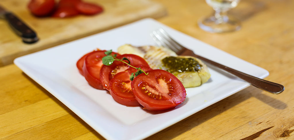 Rezeptbild zu Fischfilet mit Basilikum und Tomaten als Abnehmrezept und zum Fettabbau