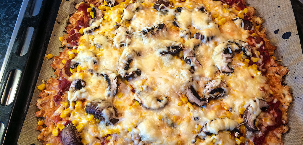 Rezeptbild zu Low Carb Pizza mit Blumenkohlteig als Abnehmrezept und zum Fettabbau