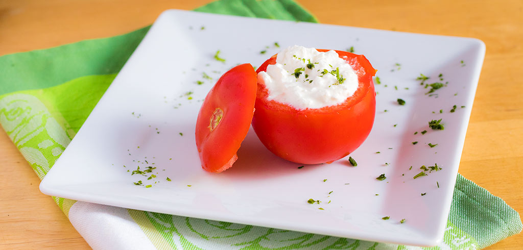 Rezeptbild zu Gefüllte Tomaten mit Hüttenkäse als Abnehmrezept und zum Fettabbau