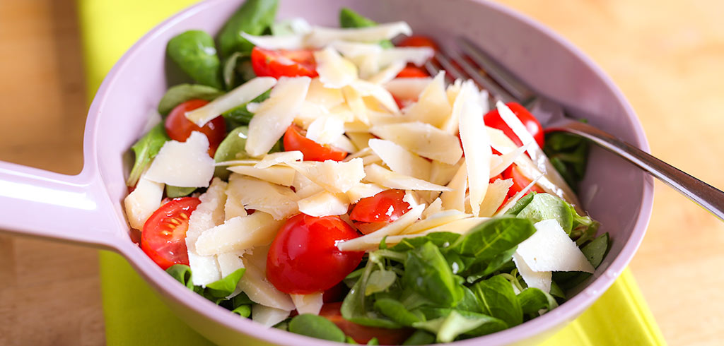 Rezeptbild zu Feldsalat mit Tomaten und Parmesan als Abnehmrezept und zum Fettabbau