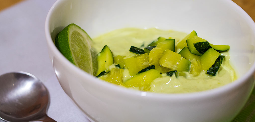 Rezeptbild zu Zucchinisuppe mit Avocado als Abnehmrezept und zum Fettabbau