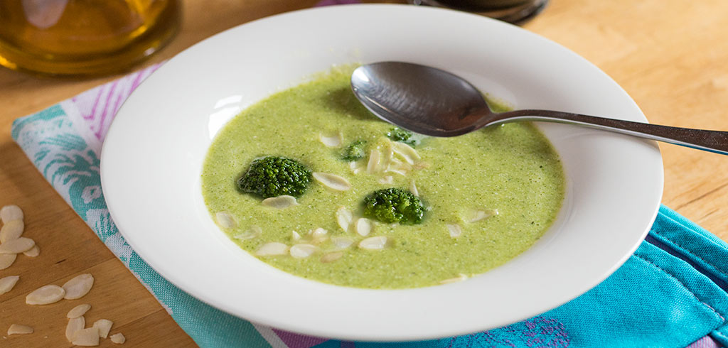 Rezeptbild zu Brokkoli Mandel Suppe mit Frischkäse als Abnehmrezept und zum Fettabbau