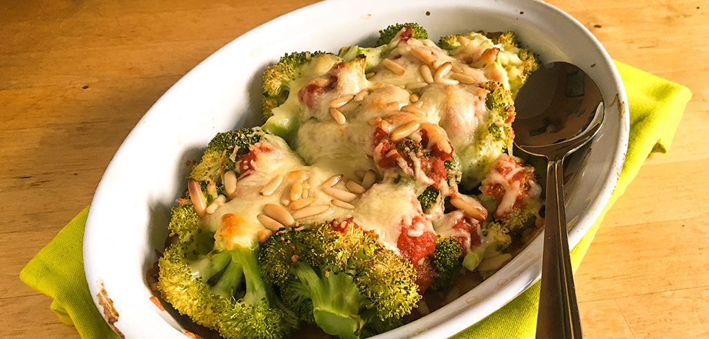 Rezeptbild zu Ofen-Brokkoli mit Pinienkernen  als Abnehmrezept und zum Fettabbau