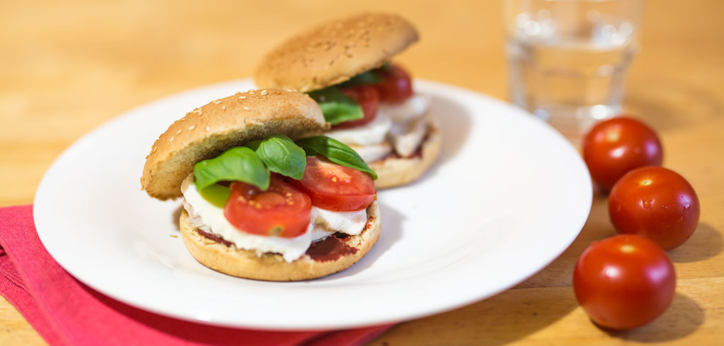 Rezeptbild zu Power Burger mit Huhn, Tomaten, Mozzarella als Abnehmrezept und zum Fettabbau