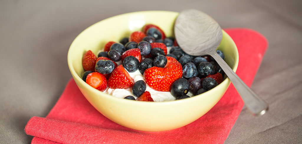 Rezeptbild für Quark mit Erdbeeren- und Blaubeerenmix