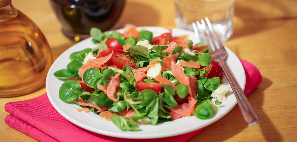 Rezeptbild zu Feldsalat mit Wildlachs, Tomaten, Gorgonzola als Abnehmrezept und zum Fettabbau