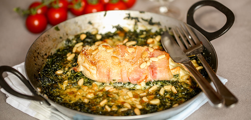 Rezeptbild zu Ofen-Putensteaks mit Spinat-Gorgonzola-Sauce und Pinienkernen als Abnehmrezept und zum Fettabbau