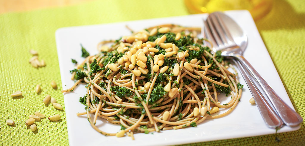 Rezeptbild zu Spaghetti in Grünkohl mit Pinienkernen und Olivenöl als Abnehmrezept und zum Fettabbau