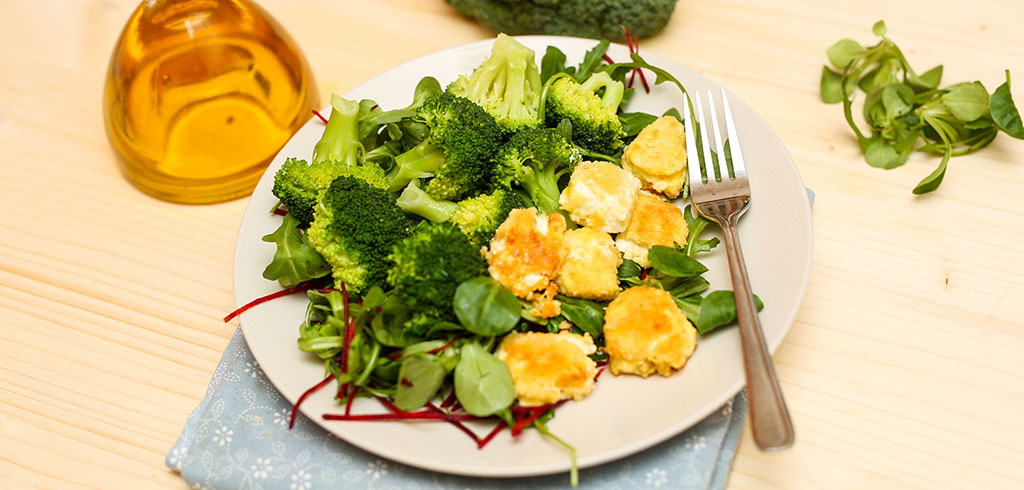 Rezeptbild zu Gebackener Feta mit Brokkoli und Salat als Abnehmrezept und zum Fettabbau