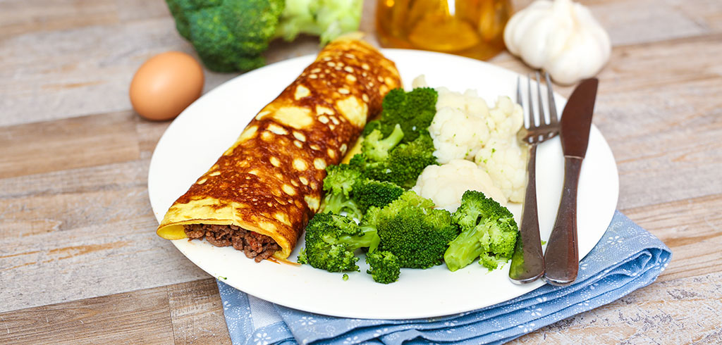 Rezeptbild zu Omelette mit Hackfleischfüllung mit Blumenkohl und Brokkoli als Abnehmrezept und zum Fettabbau