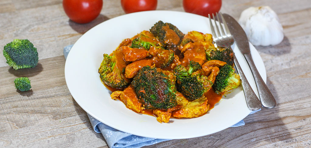Rezeptbild für Low Carb Chicken Curry mit Brokkoli in Kokos-Tomaten-Soße