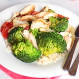 Vorschaubild für Spargelpfanne mit Hähnchen, Brokkoli und Tomaten auf Reis