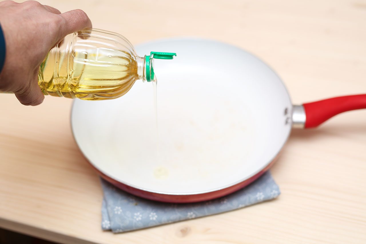 Rapsöl in eine beschichtete Pfanne gießen und das Öl erhitzen.