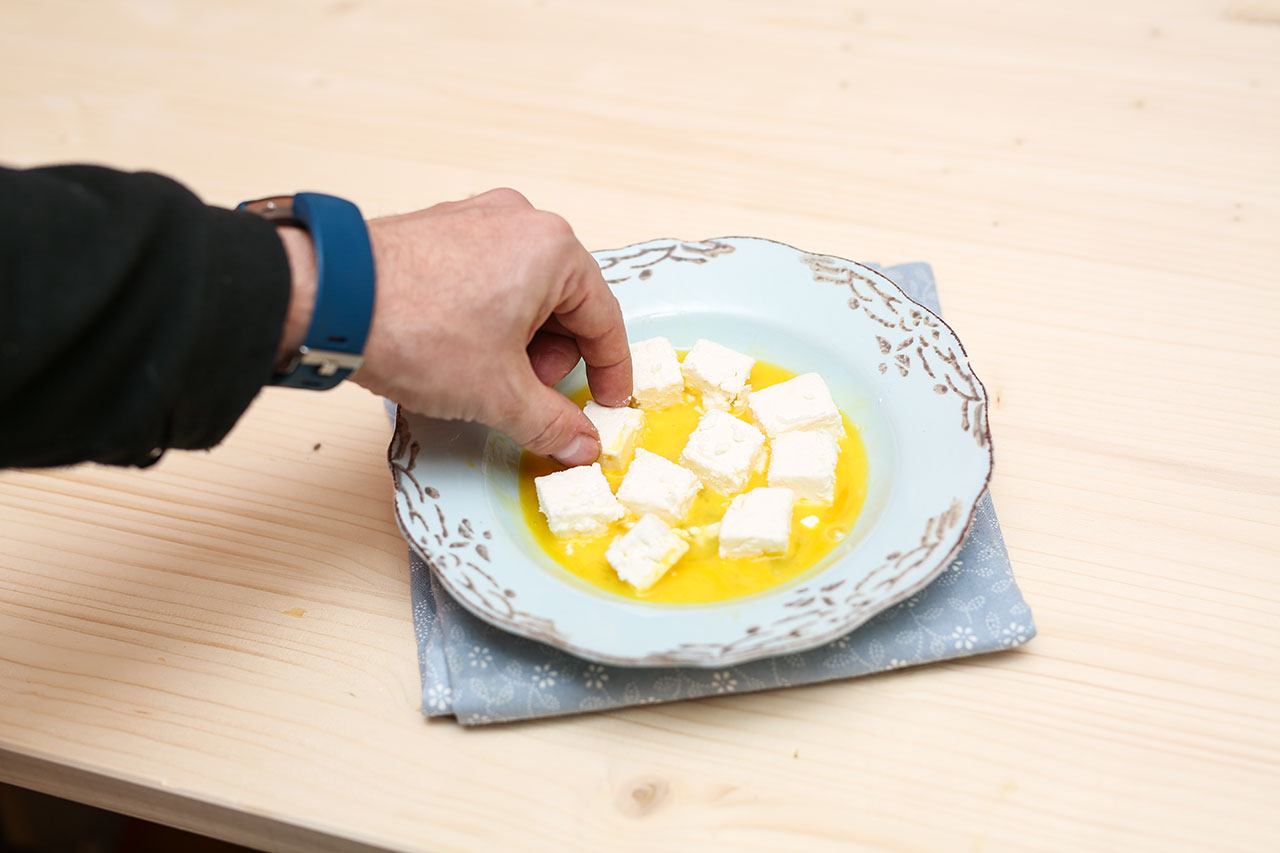 Wälze die Fetastückchen in der Eimischung