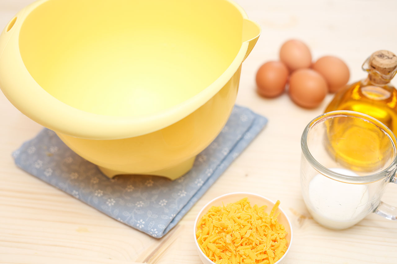 Stelle deine restlichen Zutaten zusammen: Du brauchst Milch, Öl, Eier, Cheddar Käse und eine Schüssel