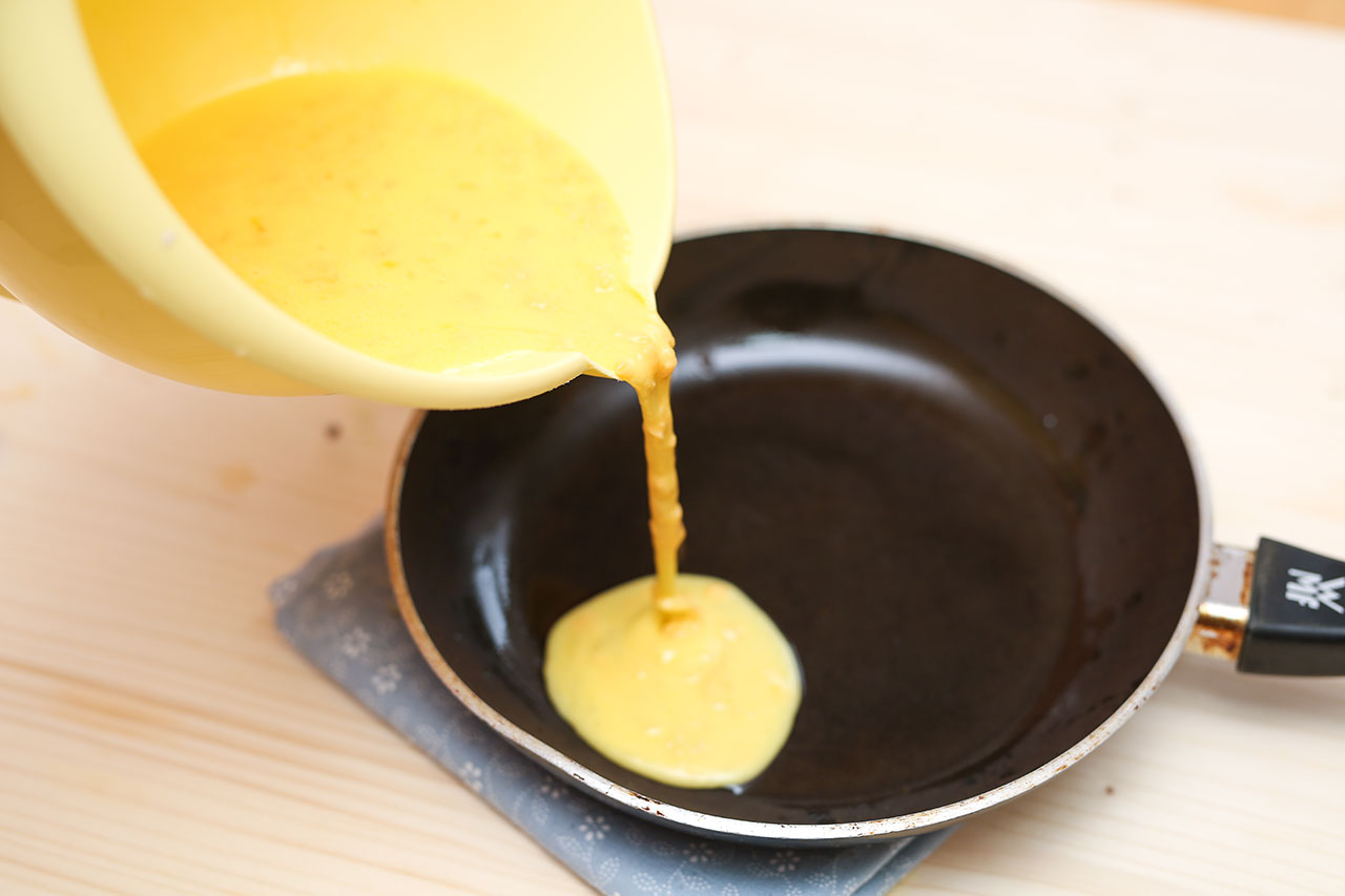 Erhitze mit Rapsöl eine beschichte Pfanne und gebe dann den flüssigen Omelette Teig hinzu.